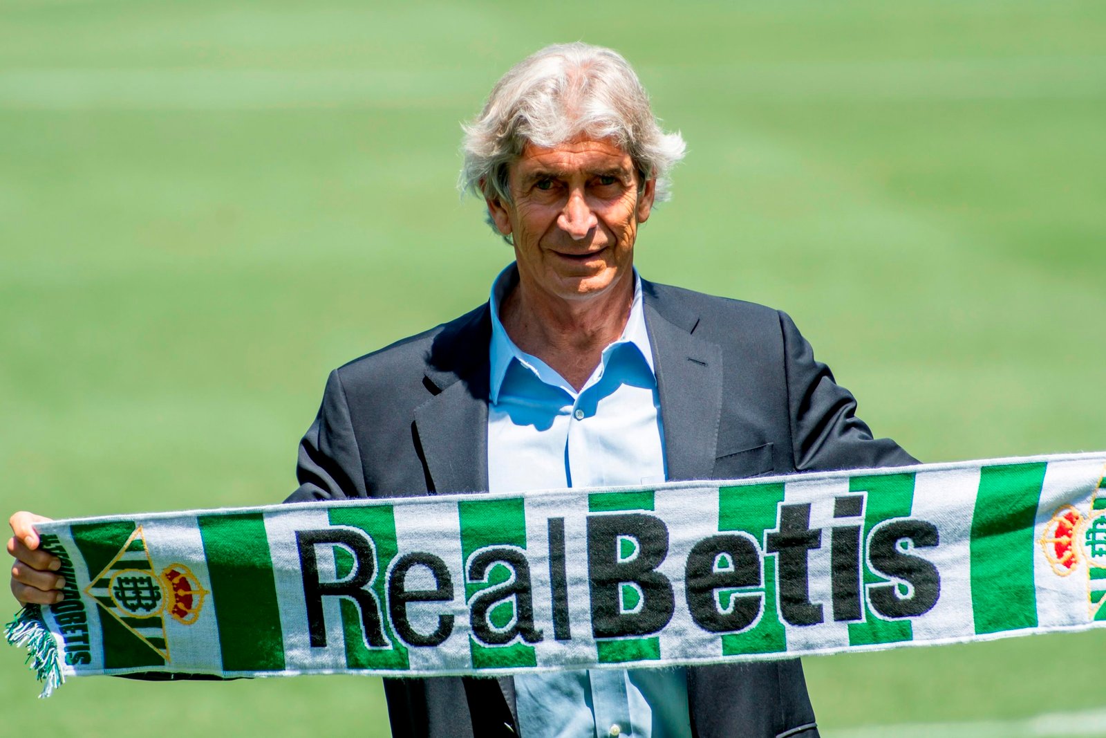 El chileno Manuel Pellegrini, extécnico del Real Madrid, durante su presentación como nuevo entrenador del Real Betis para las tres próximas campañas, hoy lunes en el estadio Benito Villamarín de Sevilla. EFE/Raúl Caro
