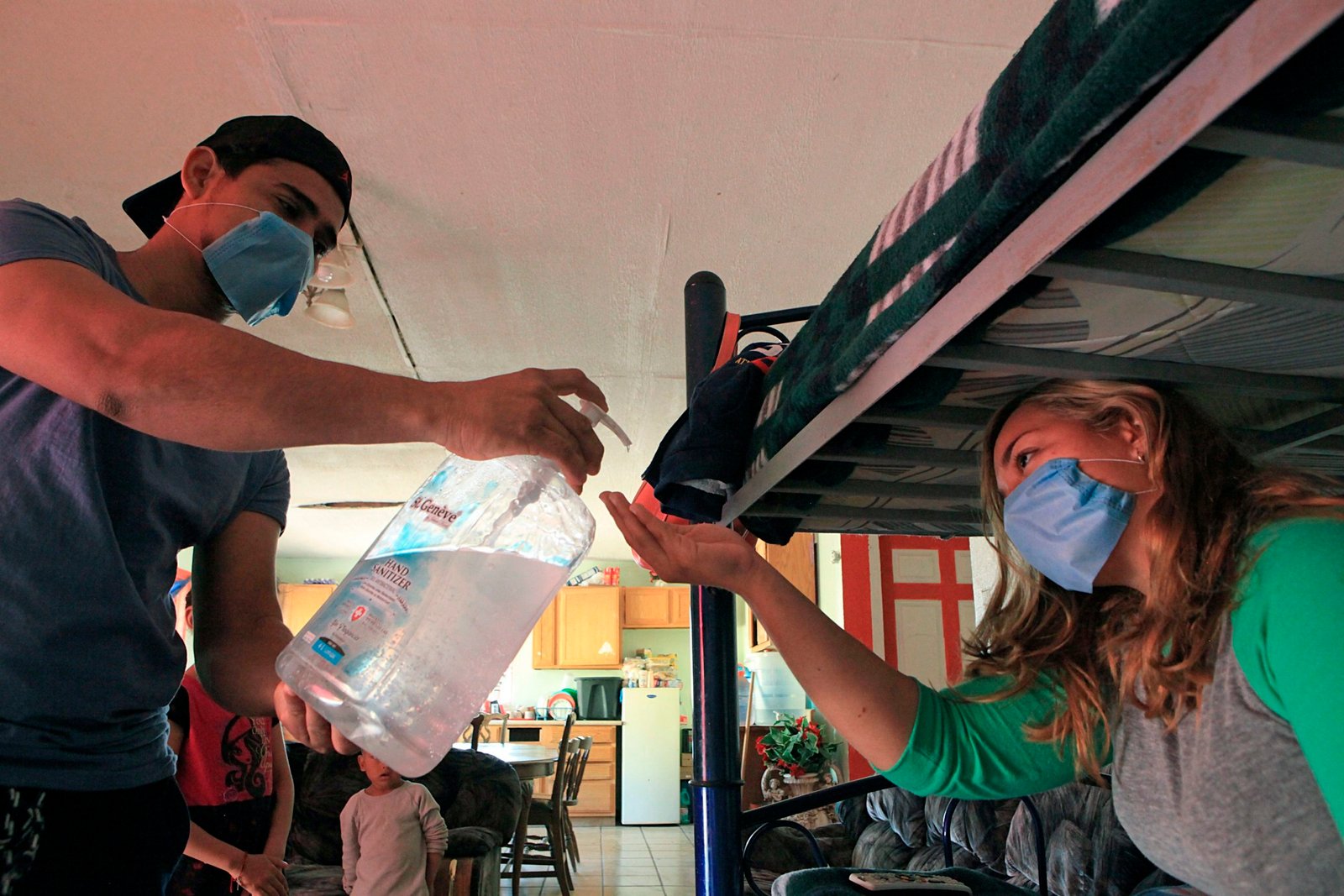 Migrantes que se encuentran en el albergue "Pan de Vida" toman medidas de seguridad sanitaria para evitar la propagación de la COVID-19, en Ciudad Juárez, estado de Chihuahua (México). EFE/ Archivo
