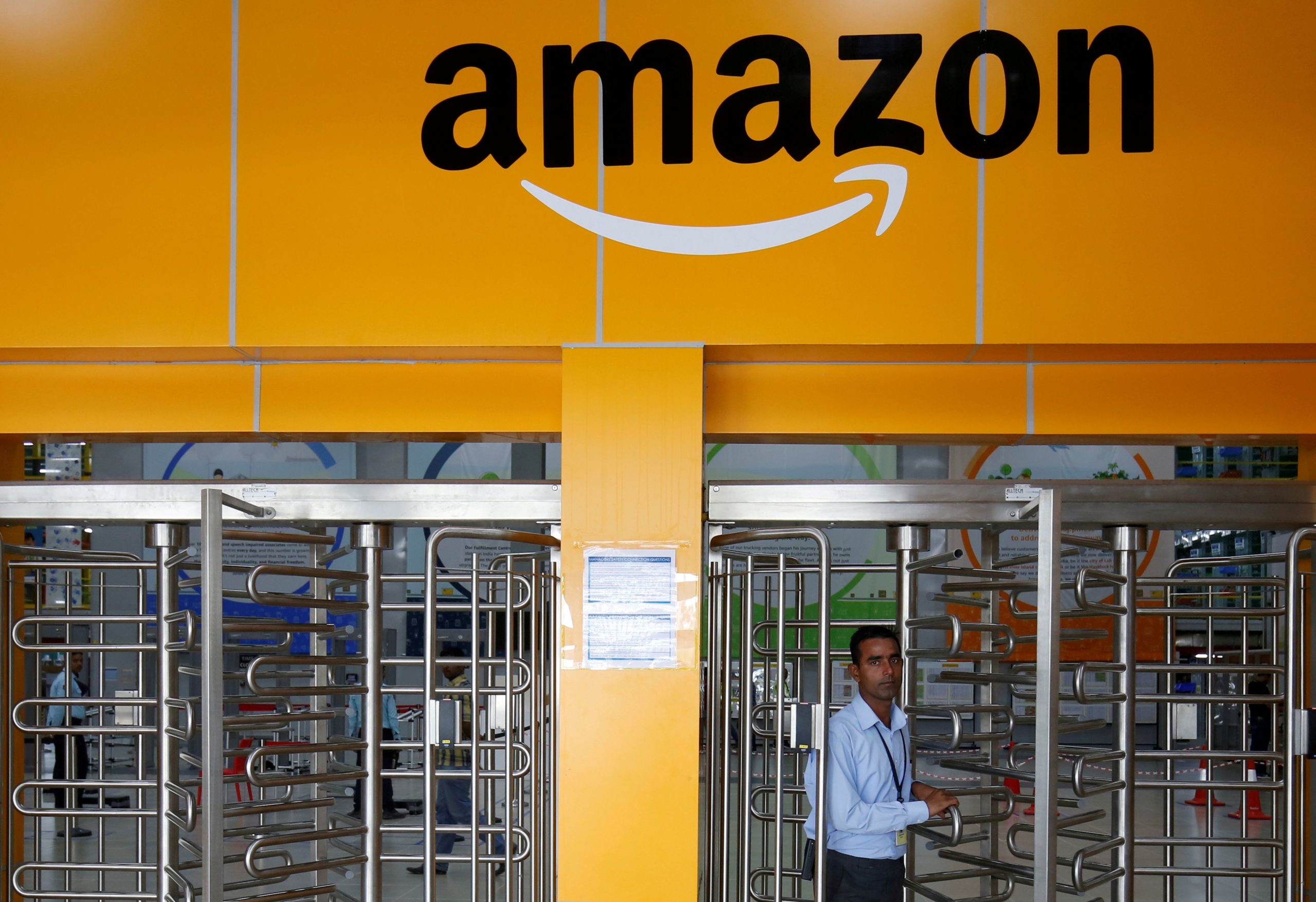 Un empleado de Amazon en un almacén de Bengaluru, India (REUTERS/ Abhishek N. Chinnappa)