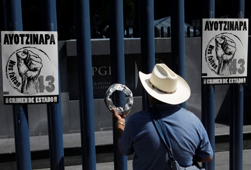 El pariente de uno de los 43 estudiantes desaparecidos del Colegio Ayotzinapa Raúl Isidro Burgos participa en una protesta para exigir la remoción del Director de Investigaciones Criminales, Tomás Zerón, fuera de la sede de la Oficina del Fiscal General (PGR) en la Ciudad de México, el 20 de mayo de 2016 (Foto: REUTERS/Henry Romero)