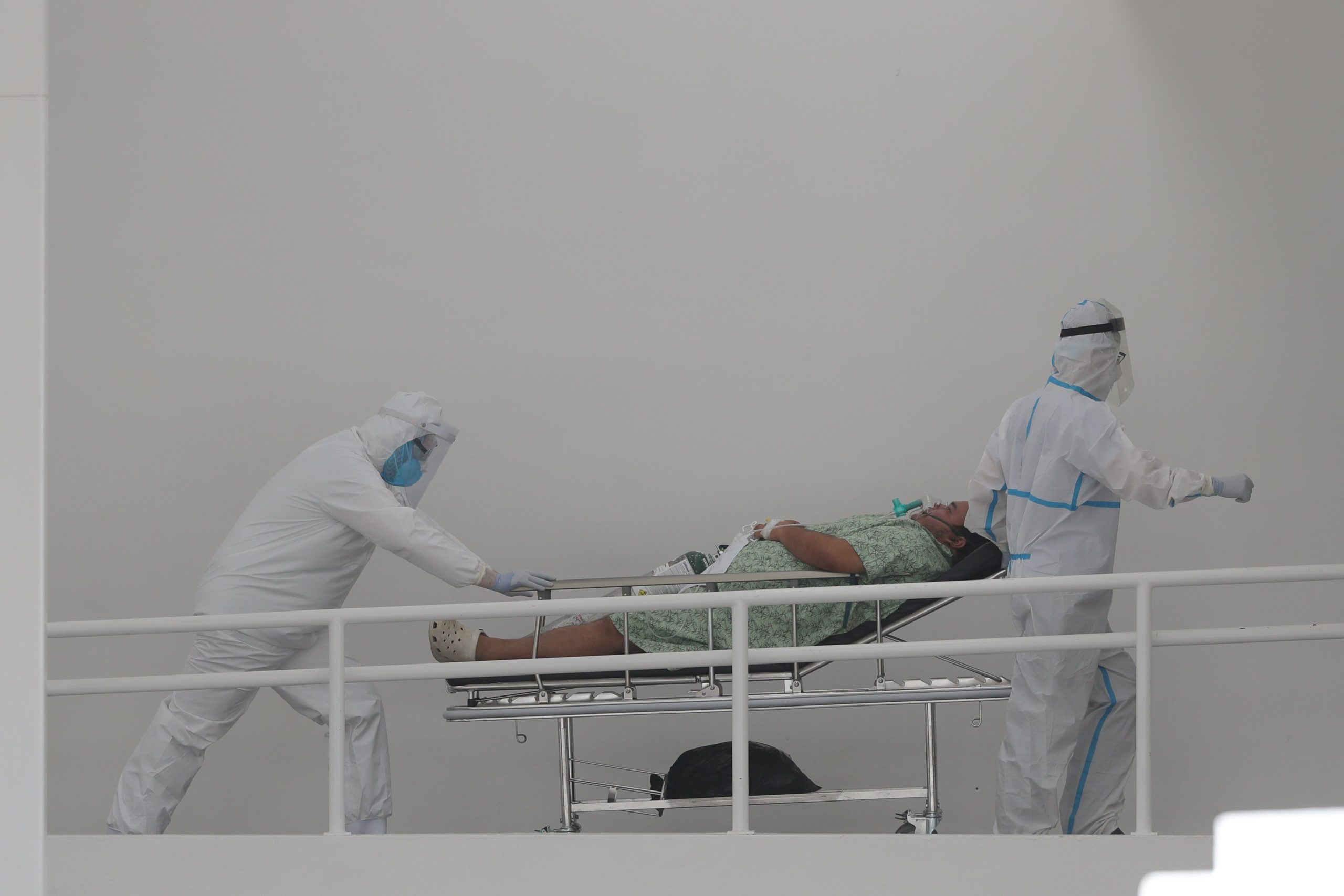 Personal médico ingresa a un paciente al nuevo hospital de cuidados intensivos para atender la pandemia COVID-19 el 25 de junio de 2020, en San Salvador (El Salvador). EFE/Rodigo Sura/Archivo
