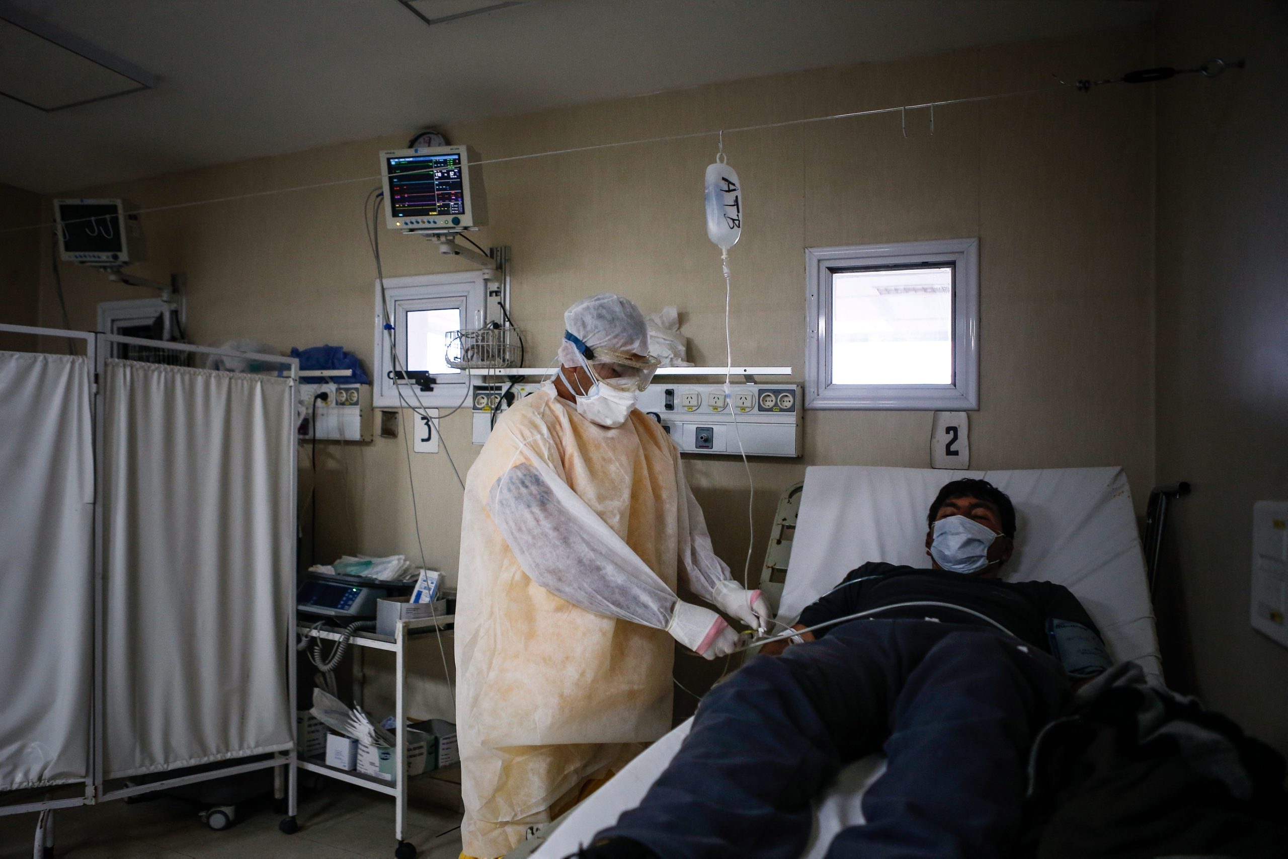 Un enfermero atiende a un paciente en la Unidad de Aislamiento de COVID-19 del Hospital de Agudos en Ezeiza, en la Provincia de Buenos Aires (Argentina). EFE/Juan Ignacio Roncoroni/Archivo
