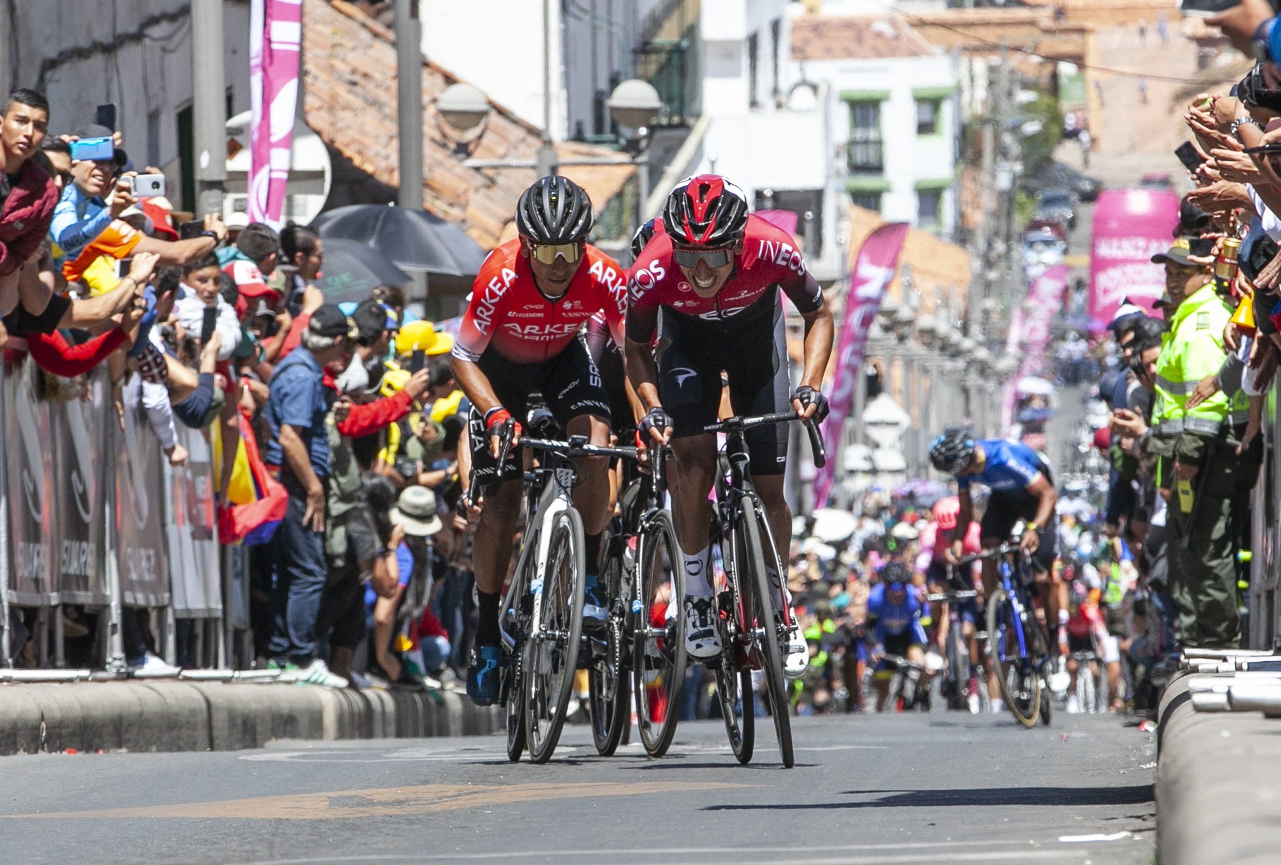 Fotografía tomada el pasado 2 de febrero en la qeu se registró a los ciclistas colombianos Nairo Quintana (i), del equipo Arquea Samsic, y Egan Bernal (d), del equipo Ineos, durante los Campeonatos Nacionales de Ciclismo de Ruta en Boyacá (Colombia). EFE/E. García/Archivo
