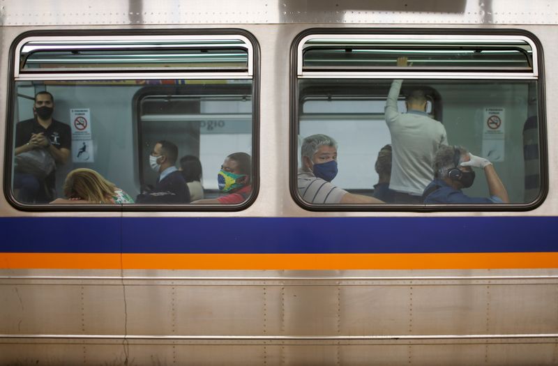 Pasajeroscon mascarillas en un vagón en una estación de metro en el barrio de Taguatinga, en Brasilia, Brasil, 8 julio 2020. 
REUTERS/Adriano Machado