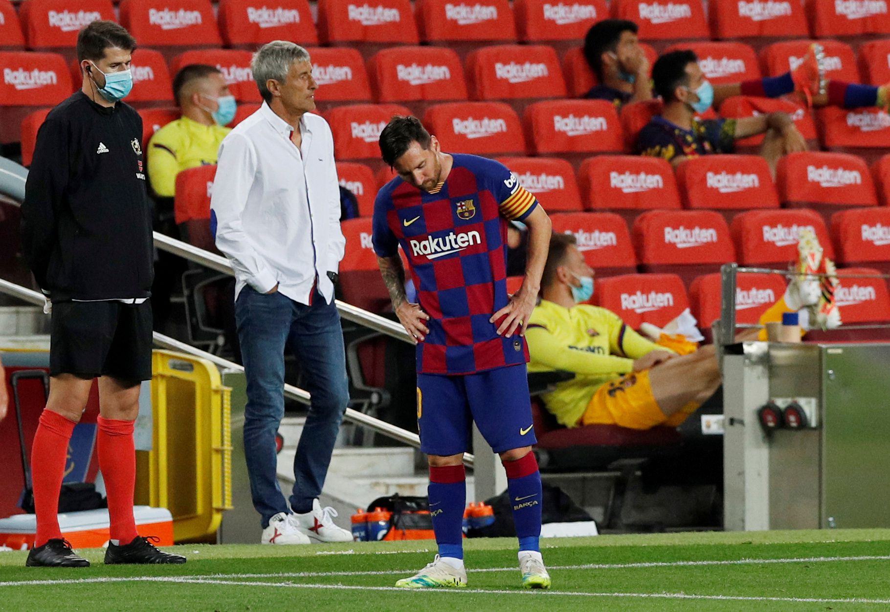 Lionel Messi con gestos de fastidio y detrás, Quique Setién con mirada perdida. Barcelona cayó como local ante Osasuna y el Real Madrid se coronó campeón de La Liga española (REUTERS/Albert Gea)