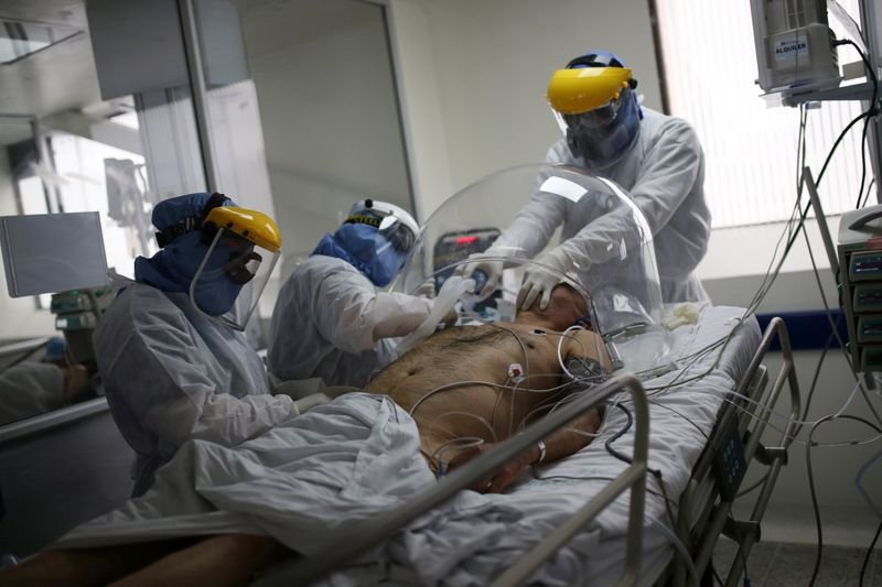 Foto de archivo. Un médico y enfermeras atienden a un paciente que padece coronavirus en la Unidad de Cuidados Intensivos (UCI) del hospital El Tunal en Bogotá, Colombia, 12 de junio, 2020. REUTERS / Luisa González