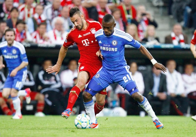 Foto de archivo: Salomon Kalou disputando un balón con Diego Contento en la final de la Liga de Campeones de 2012 entre Chelsea y Bayern Munich.
Mandatory Credit: Action Images / Carl Recine