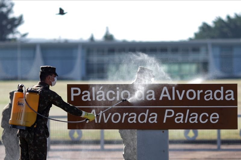 Miembros de las fuerzas armadas desinfectan la entrada del Palacio Alvorada, en medio del brote de la enfermedad coronavirus (COVID-19), en Brasilia, Brasil. 9 de julio de 2020. REUTERS/Ueslei Marcelino