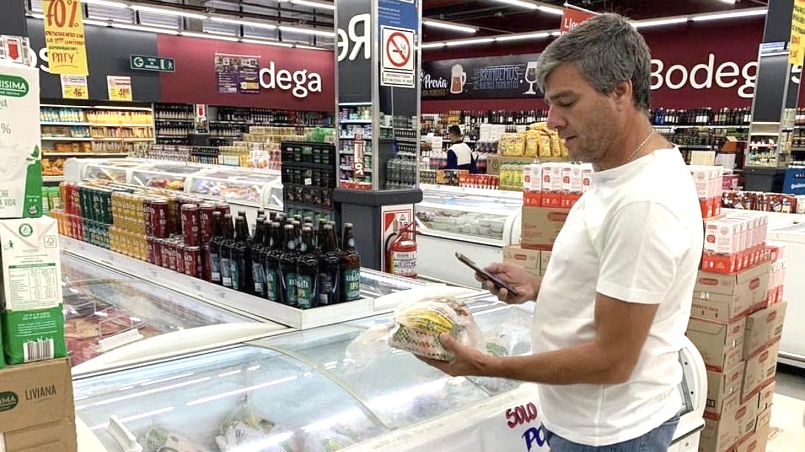 Clientes luciendo barbijos por el COVID-19 compran en un supermercado en Buenos Aires