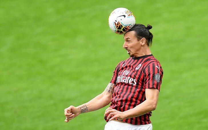 Imagen de archivo de Zlatan Ibrahimovic en acción durante un partido por la Serie A entre AC Milan y Genoa, en Milán, Italia - Marzo 8, 2020 REUTERS/Daniele Mascolo/