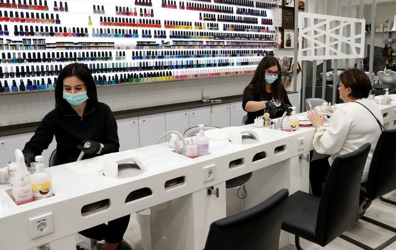 Si algún cliente tiene fiebre mayor a 37.5 no podrá entrar.
Foto: REUTERS/Remo Casilli
