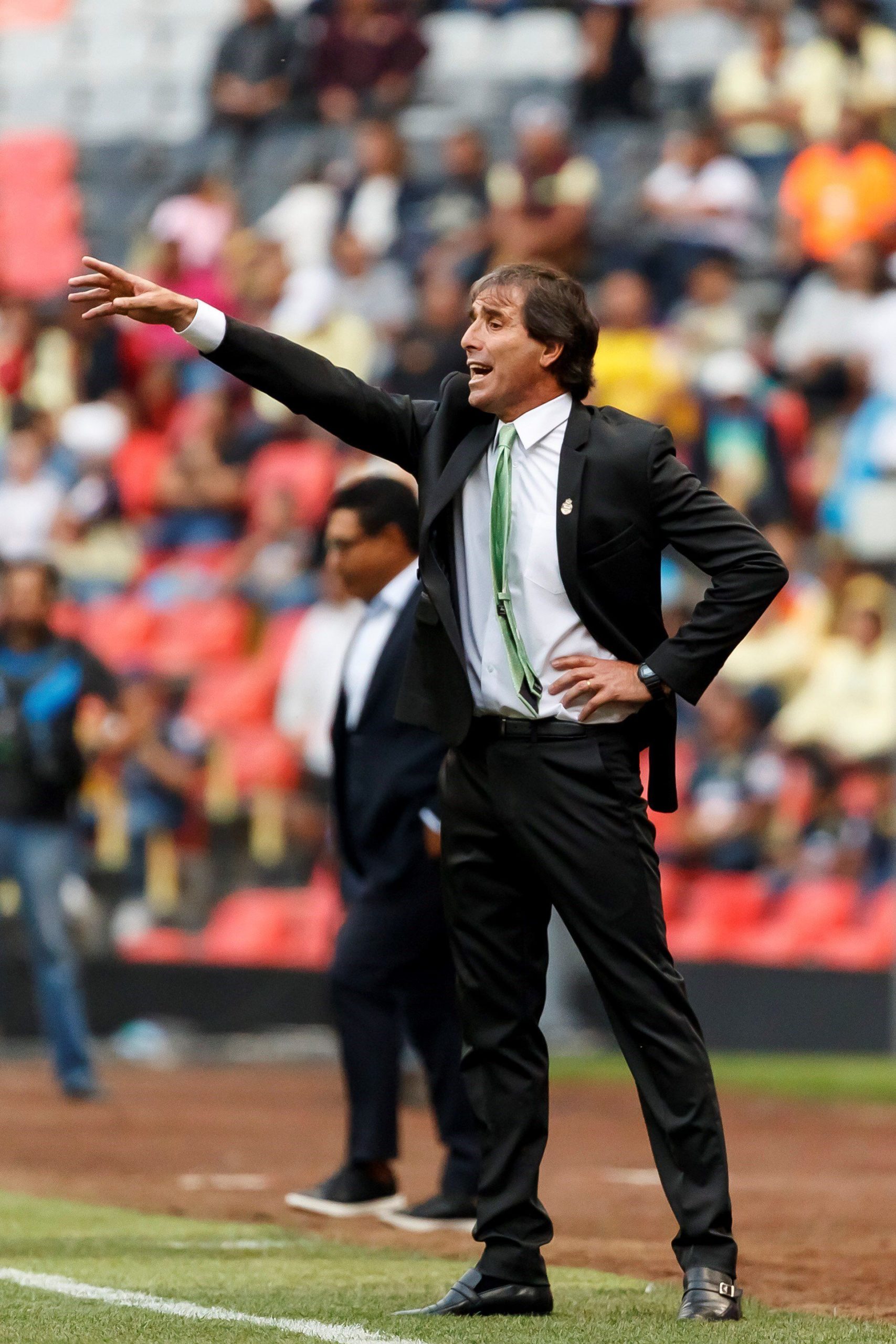 El director técnico de Santos, Jorge Almada, da instrucciones a sus jugadores. EFE/José Méndez/Archivo
