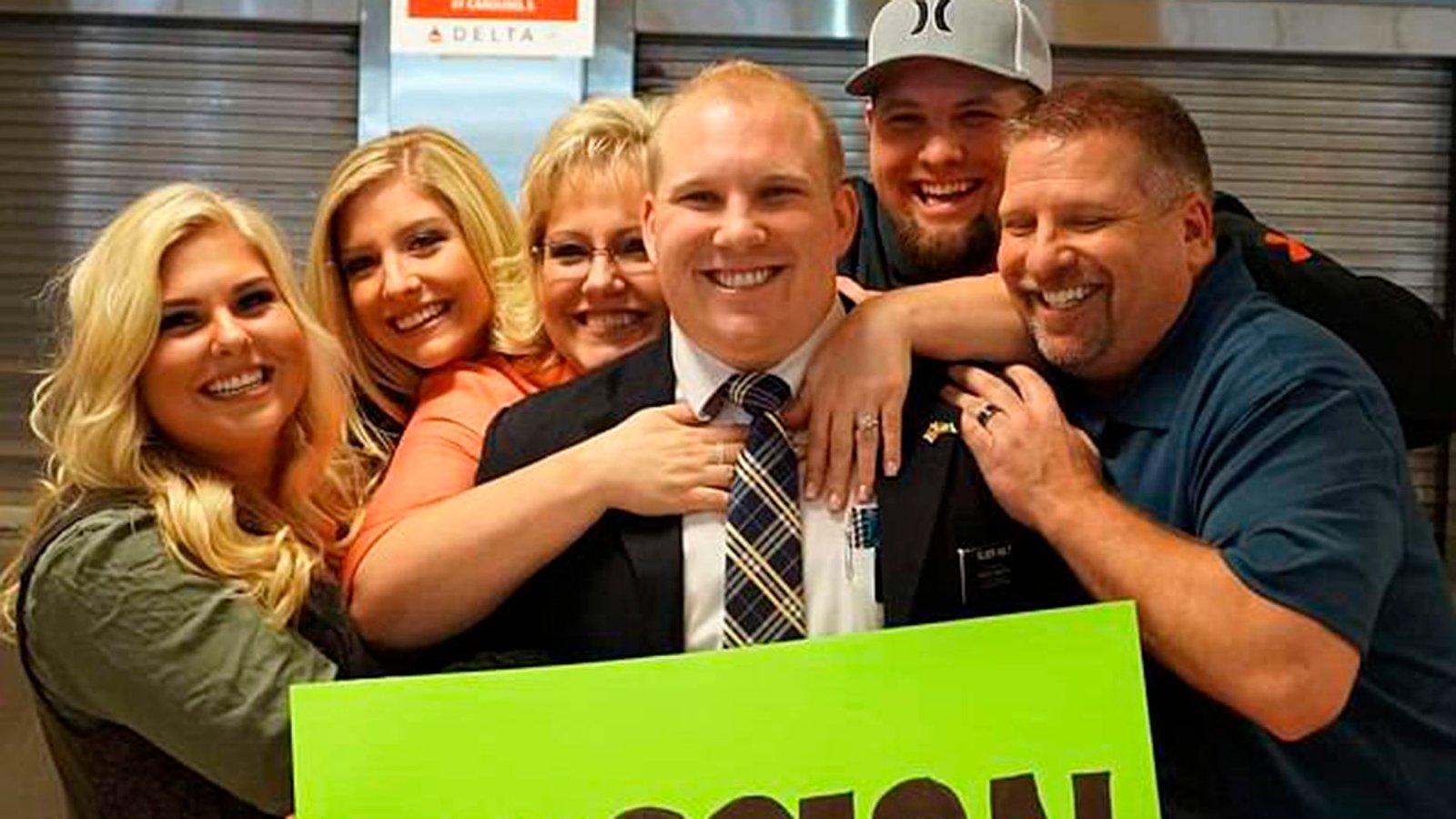 Joshua Holt junto a su familia tras su liberación