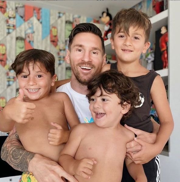 Messi con sus tres hijos.