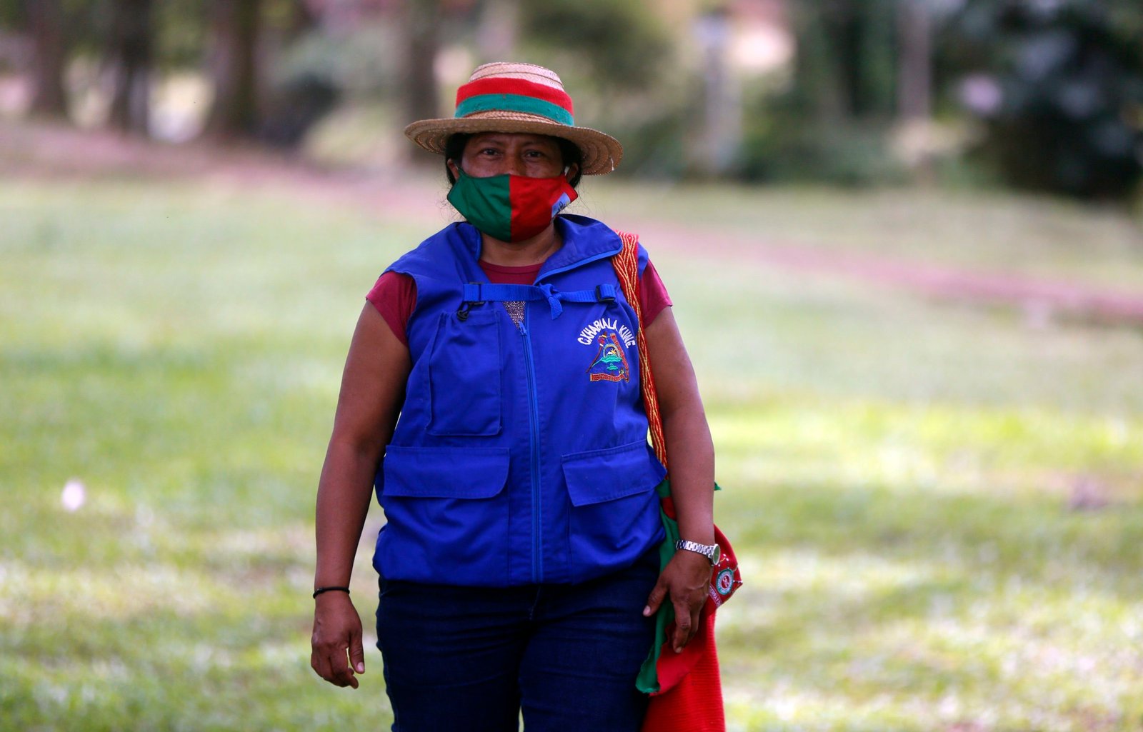 Fotografía fechada el 11 de junio de 2020 que muestra a Luceyda Julicué, coordinadora de la guardia indígena en Caloto, amenazada por grupos de narcotraficantes, mientras participa en una entrevista con EFE, en Caloto (Colombia). EFE/ Ernesto Guzmán Jr.

