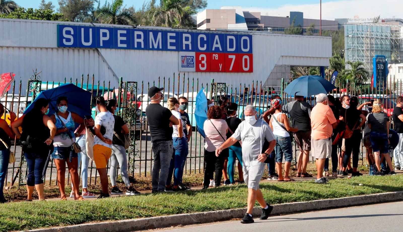 Un larga fila de personas fue registrada este lunes antes de entrar a uno de los nuevos mercados habilitados para la compra en dólares, en La Habana (Cuba). EFE/Ernesto Mastrascusa
