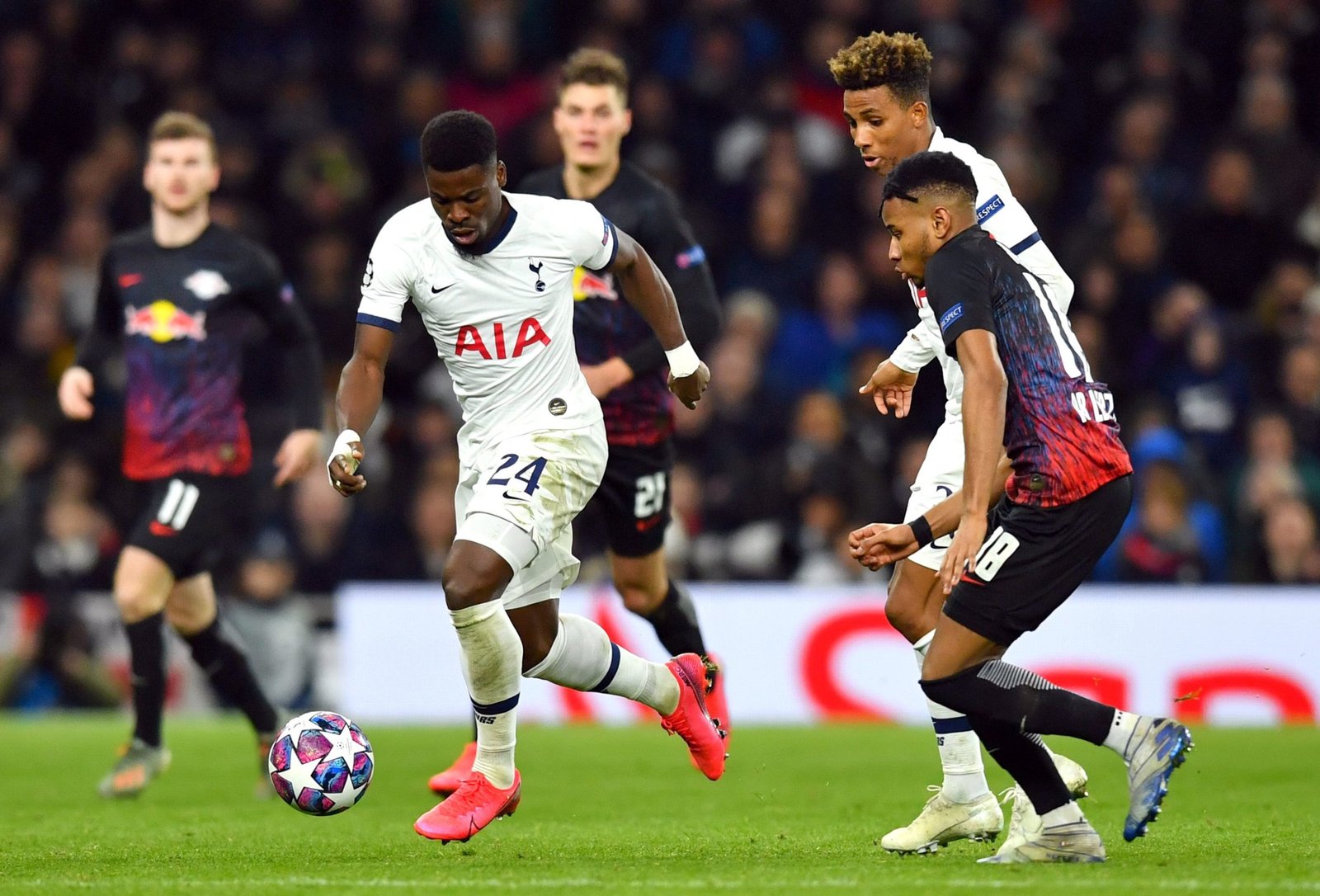 Serge Aurier y Gedson Fernandes en un partido de la Champions League. Foto: REUTERS/Dylan Martinez