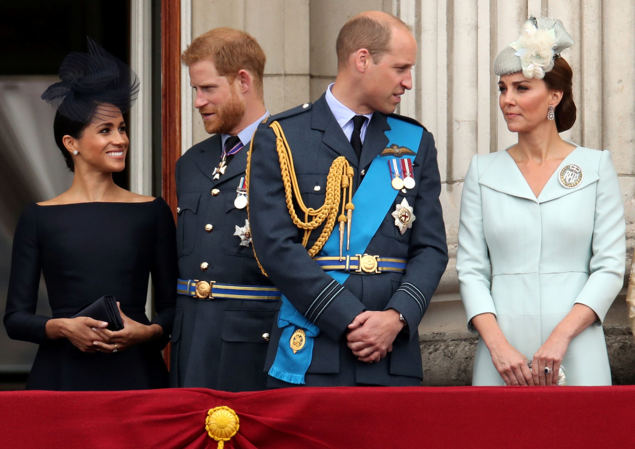 Meghan Markle, el príncipe Harry y su hermano William y Kate Middleton. (REUTERS/Chris Radburn/archivo)