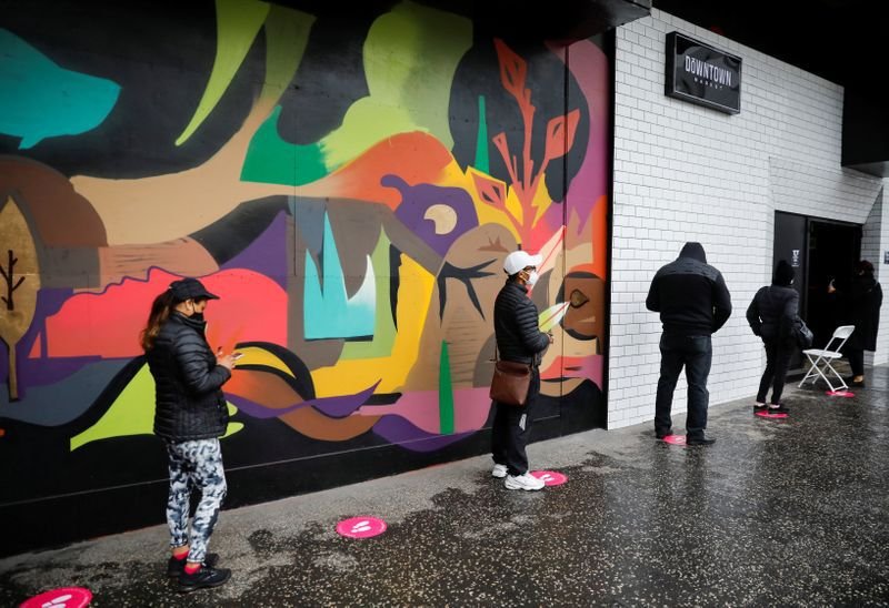 Clientes hacen una fila afuera de la discoteca LGBTQ+ Valetodo Downtown, que reabrió sus puertas como una tienda de alimentos mientras dure la restricción de cierre para clubes nocturnos debido a la pandemia del coronavirus (COVID-19), en Lima, Perú. 30 de junio de 2020. REUTERS/Sebastián Castañeda