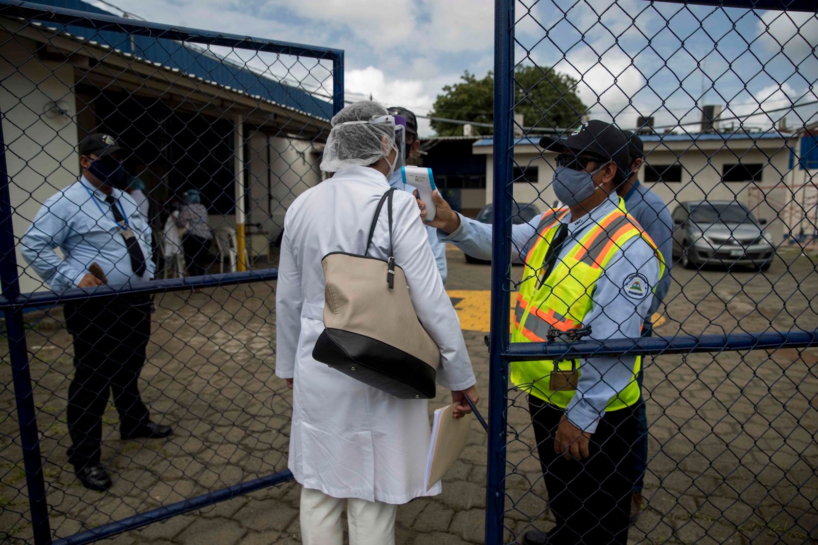 El independiente observatorio Ciudadano COVID-19, una red de médicos y voluntarios de toda Nicaragua, contabiliza al menos 7.893 personas infectadas y 2.225 fallecidas por neumonía u otros síntomas relacionados con la pandemia, hasta el pasado día 8 de julio. EFE/Jorge Torres/Archivo