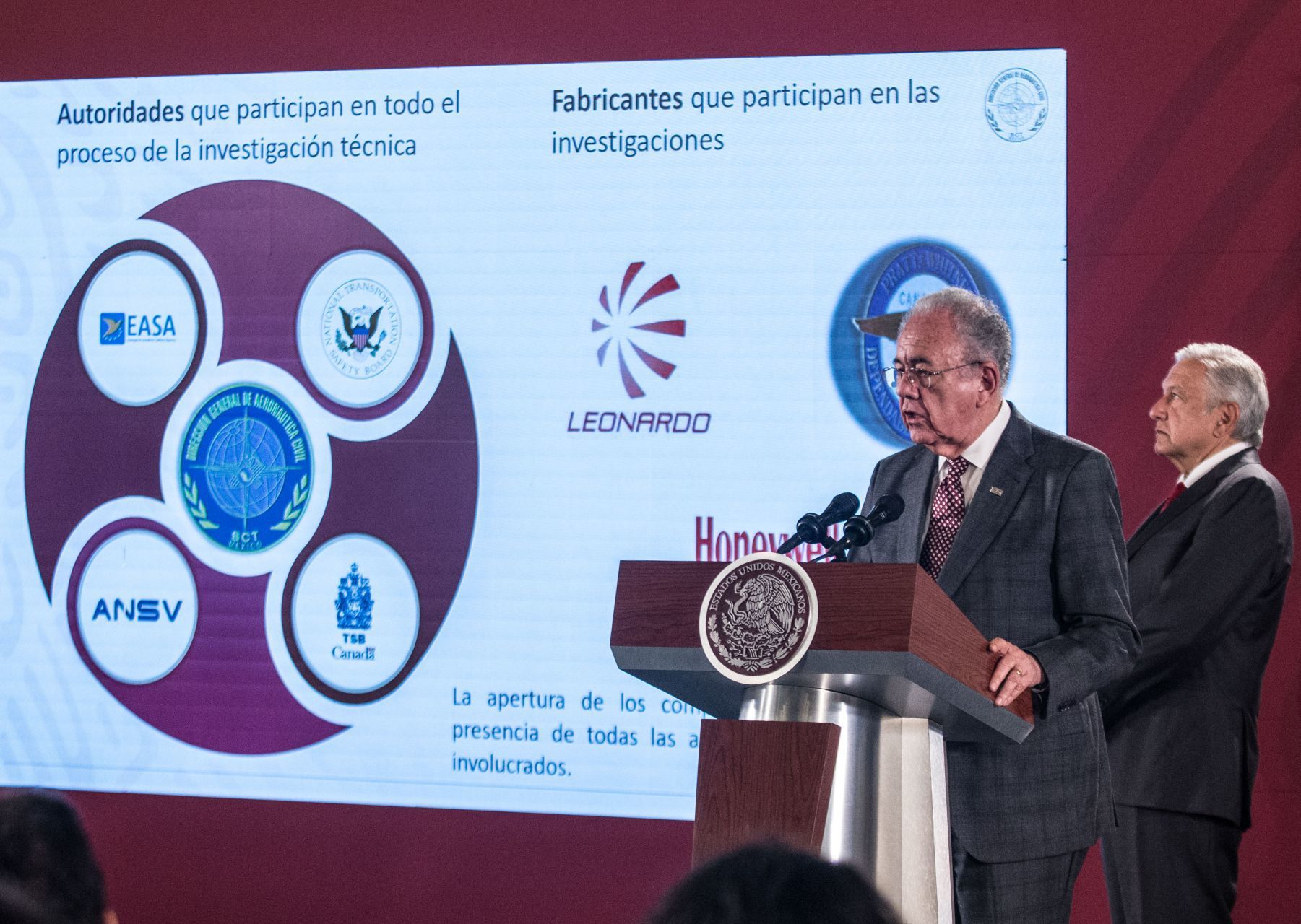 CIUDAD DE MÉXICO, 08OCTUBRE2019.- Andrés Manuel López Obrador, presidente de México, acompañado de uJavier  Jiménez Espriu, Secretario de Comunicaciones y Transportes, durante la conferencia matutina a medios de comunicación en el Palacio Nacional.
FOTO: ANDREA MURCIA / CUARTOSCURO.COM