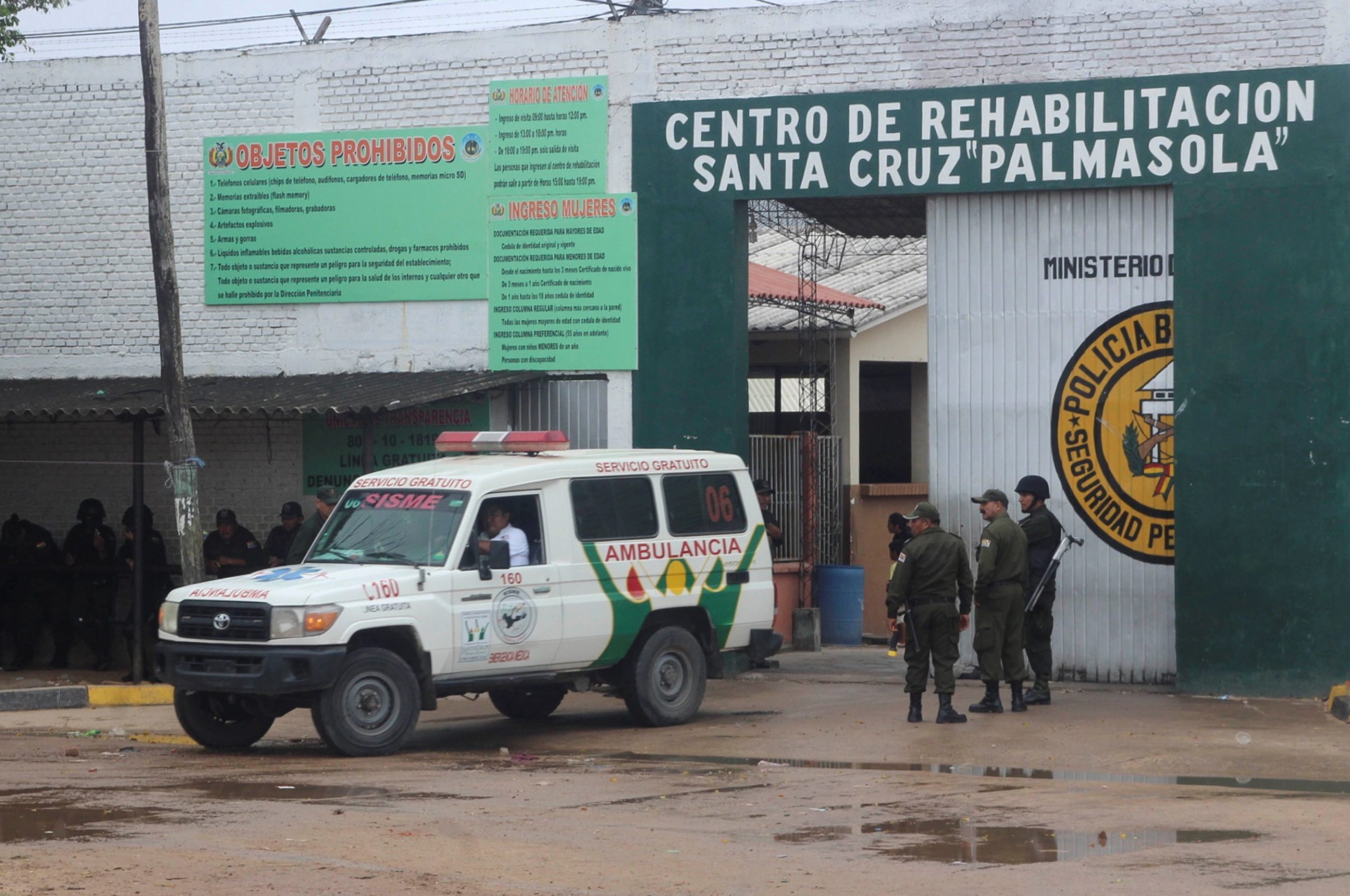 Una ambulancia sale de la cárcel de Palmasola, en Santa Cruz (Bolivia). EFE/STRINGER/Archivo
