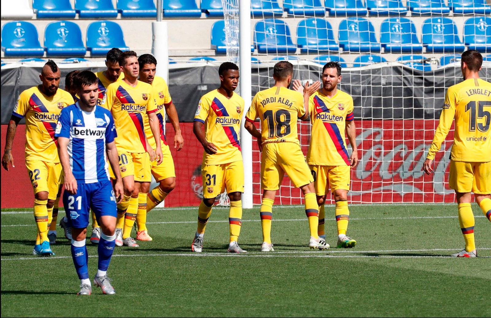El delantero argenito del FC Barcelona Lionel Messi (2d) celebra con sus compañeros el gol conseguido ante el Deportivo Alavés, durante el partido correspondiente a la última jornada de La Liga disputado en el estadio Mendizorrotza de Vitoria. EFE/Adrián Ruiz Hierro
