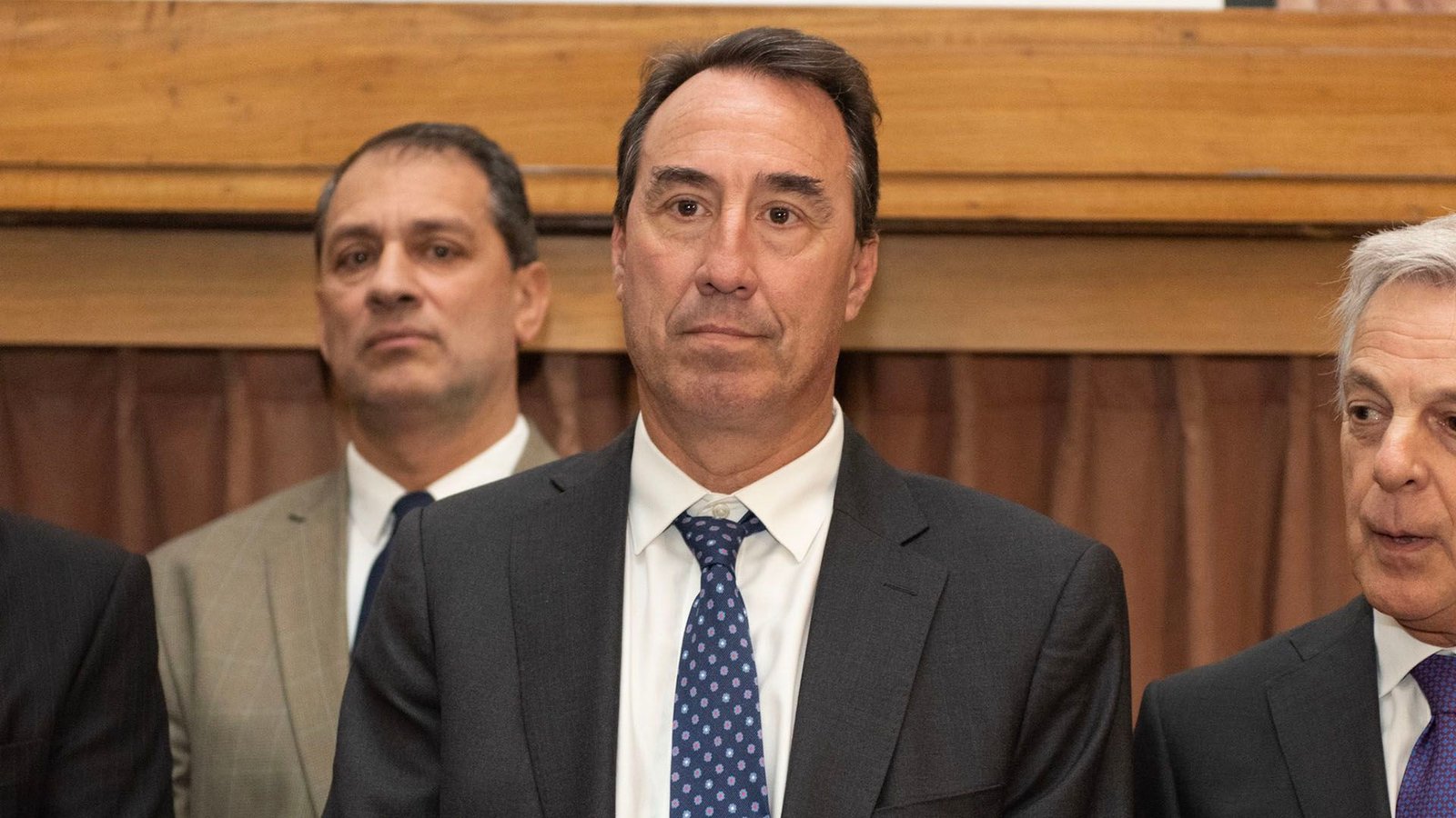 El camarista Mariano Llorens (Adrián Escandar)