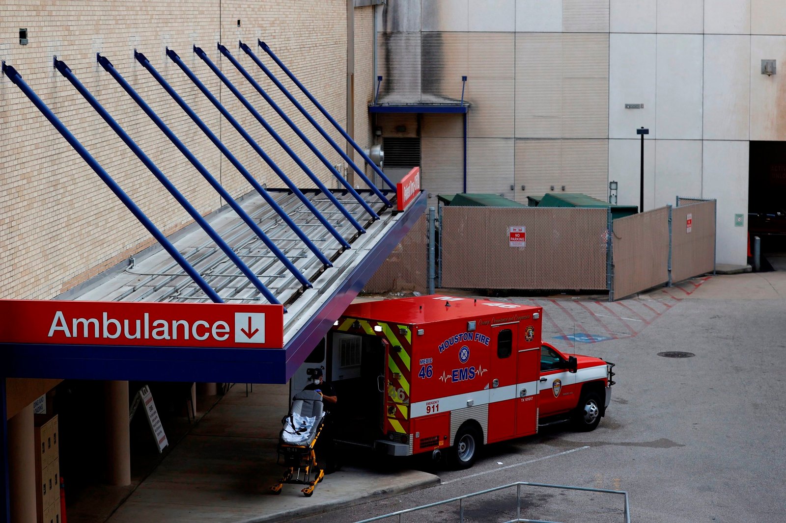 Un auxiliar de enfermería coloca una camilla vacía en la ambulancia frente al centro de emergencias del Hospital Metodista de Houston en medio de la pandemia del coronavirus en Houston, Texas, EE.UU., el 11 de julio de 2020. EFE/EPA/AARON M. SPRECHER