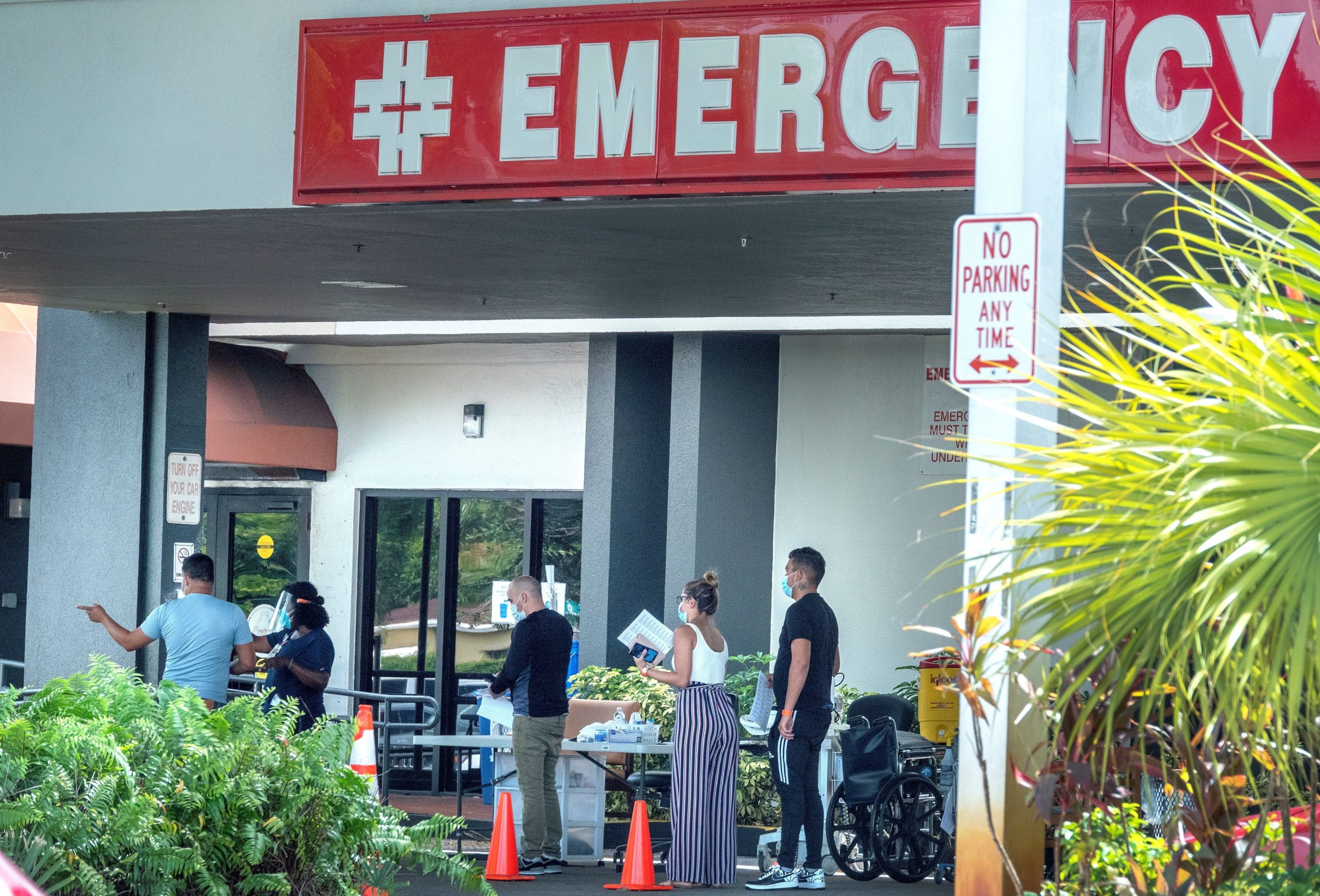 Trump busca reducir el costo de algunos medicamentos en el contexto de la pandemia de coronavirus. En la foto, personas esperan afuera del Hospital Hialeah, en Florida (EFE/CRISTOBAL HERRERA-ULASHKEVICH)
