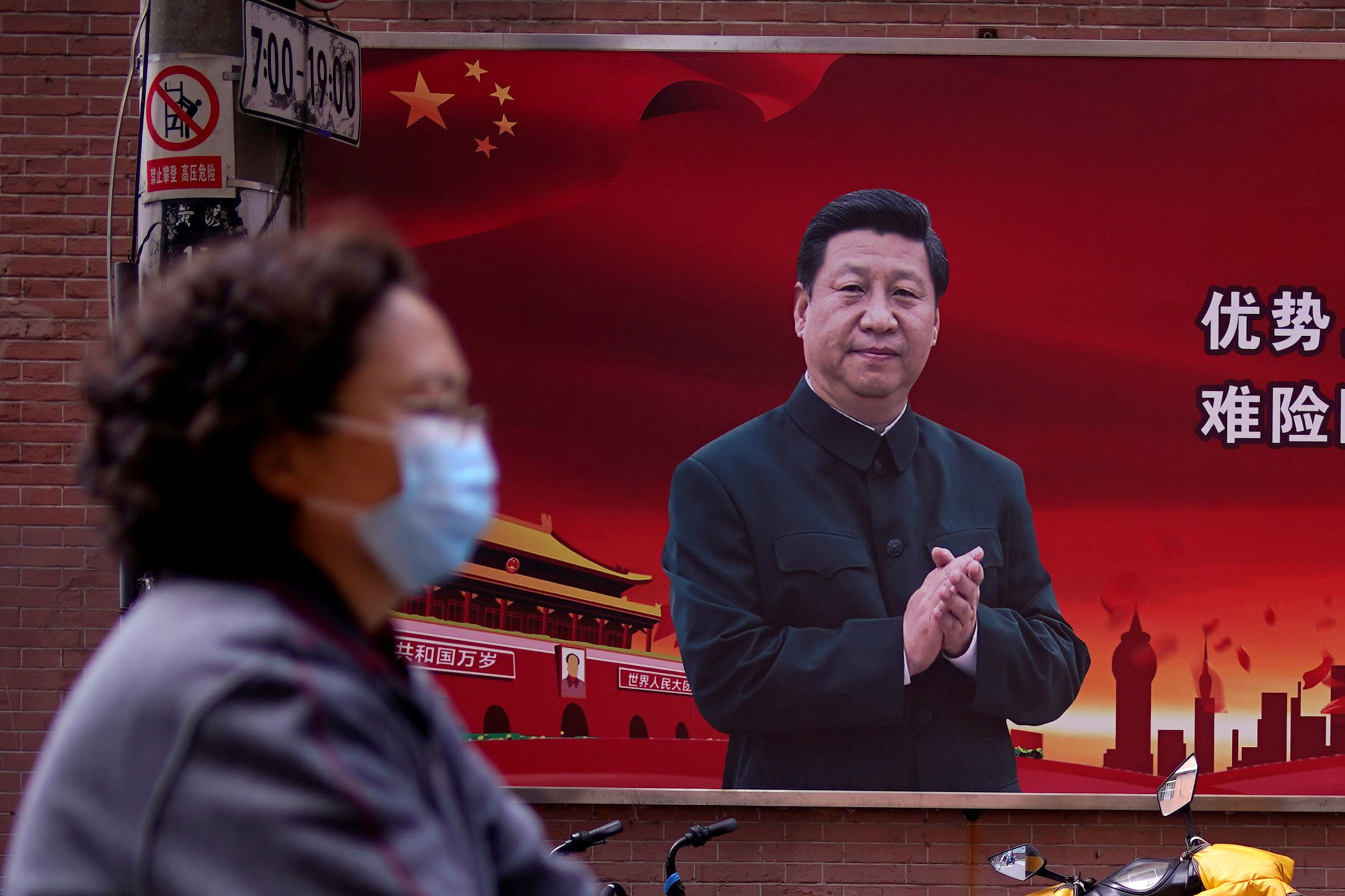Una mujer pasa frente a un retrato del presidente Xi Jinping en Shanghai, China  (REUTERS/Aly Song/archivo)