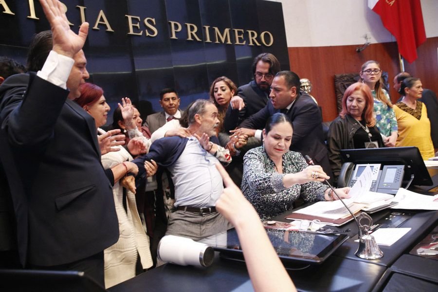 En el centro de la foto: Gustavo Madero, senador del PAN, intenta evitar que Rosario Piedra Ibarra tome protesta como Titular de la CNDH (Foto: Cuartoscuro)