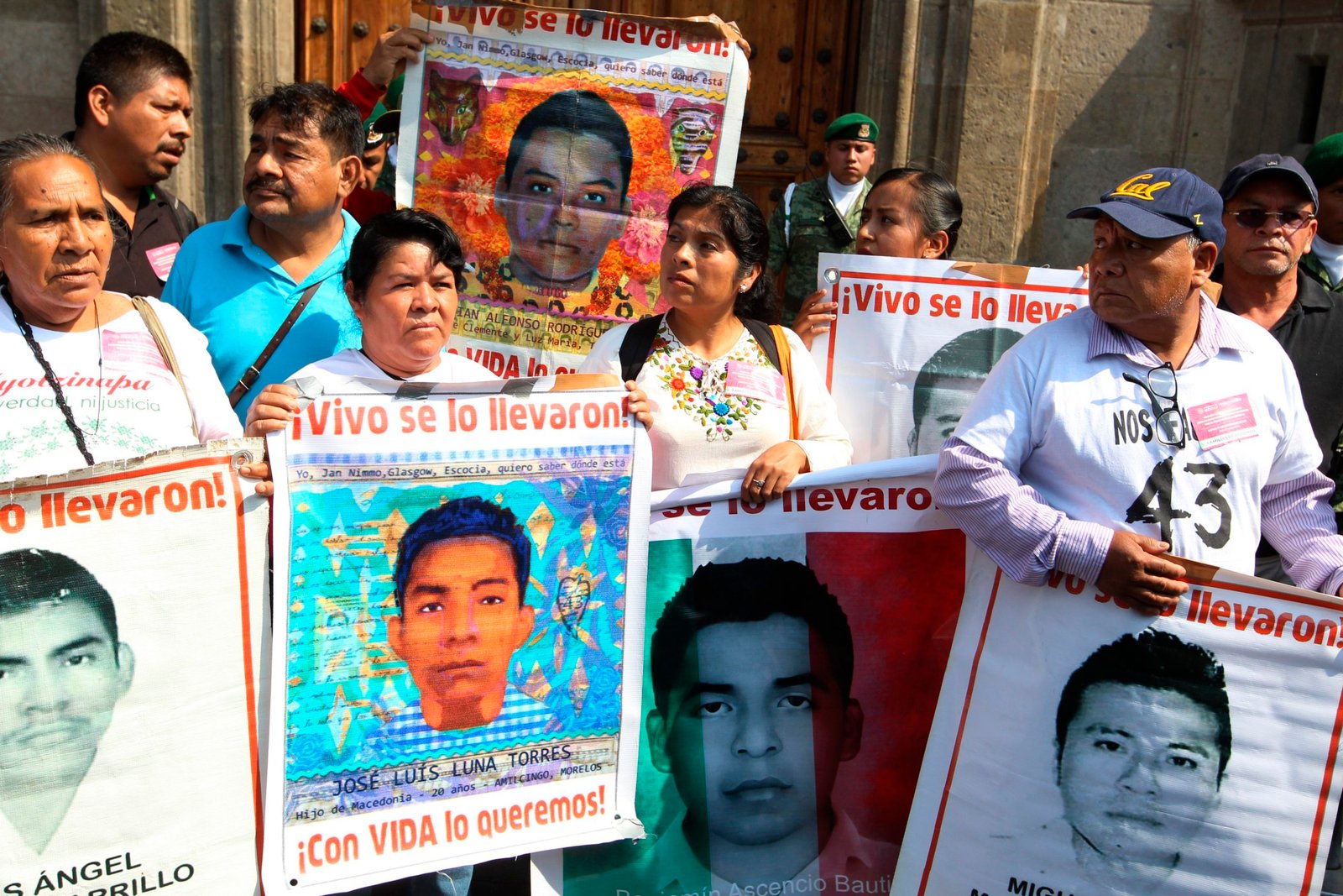 Según la causa penal 100/2014, Miguel Ángel, El Pozol, y su hermano Osvaldo Ríos Sánchez, El Gordo, declararon ante las autoridades que los estudiantes fueron enterrados en una fosa de la comunidad Pueblo Viejo (Foto: EFE/Archivo)
