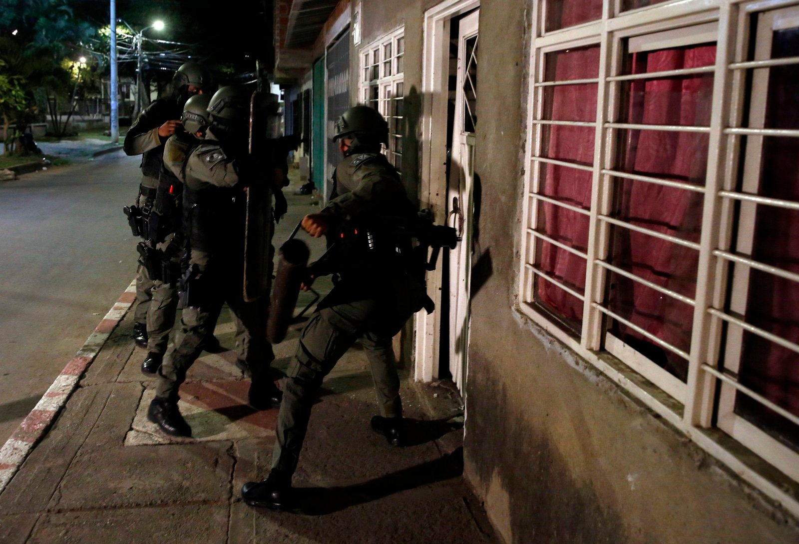 Policías realizan un operativo la madrugada de este miércoles en Cali (Colombia). EFE/Ernesto Guzmán Jr.