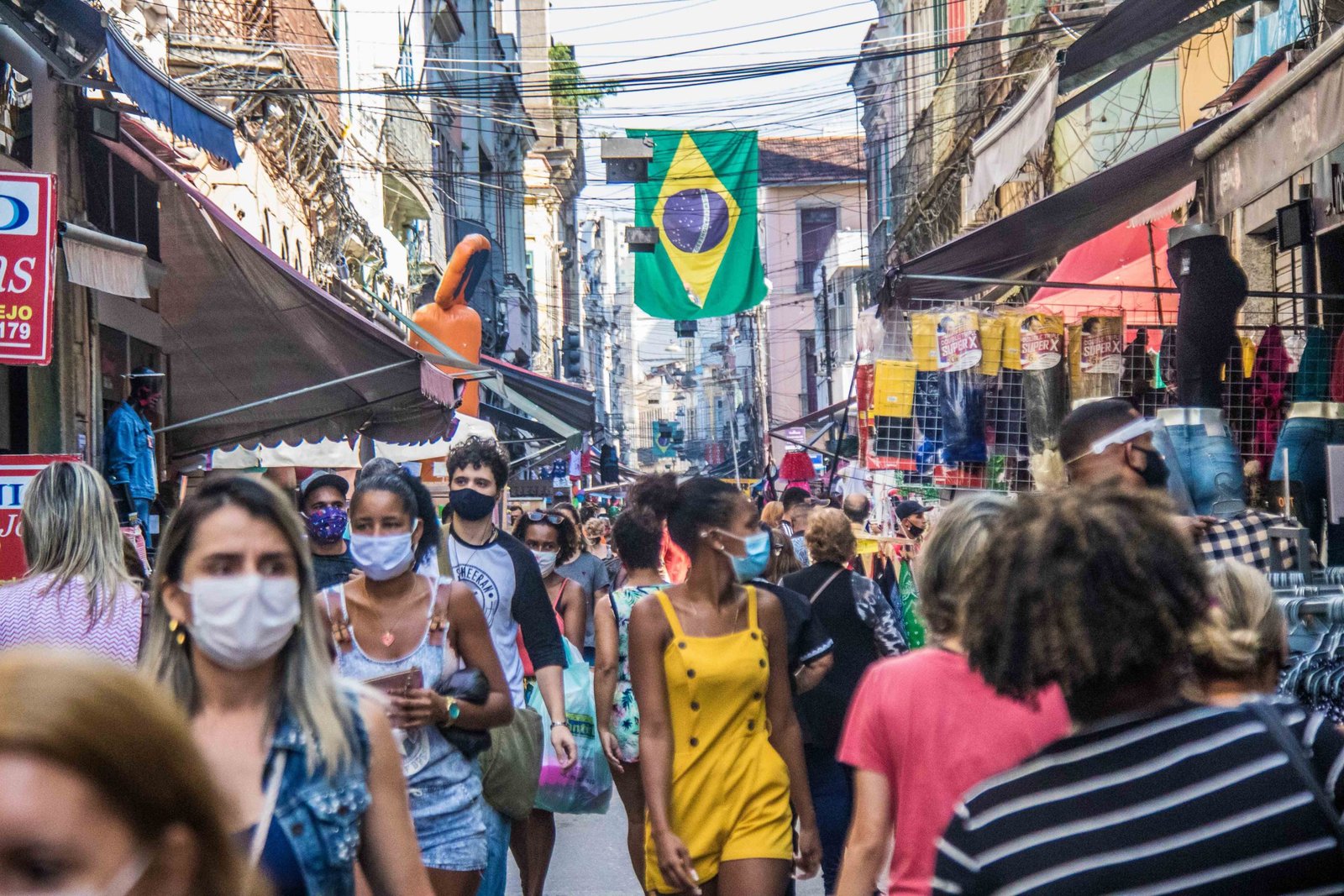 La gente pasea con máscaras faciales por Sahara, una zona de comercios en Río de Janeiro (Ellan Lustosa/ZUMA Wire/dpa)
