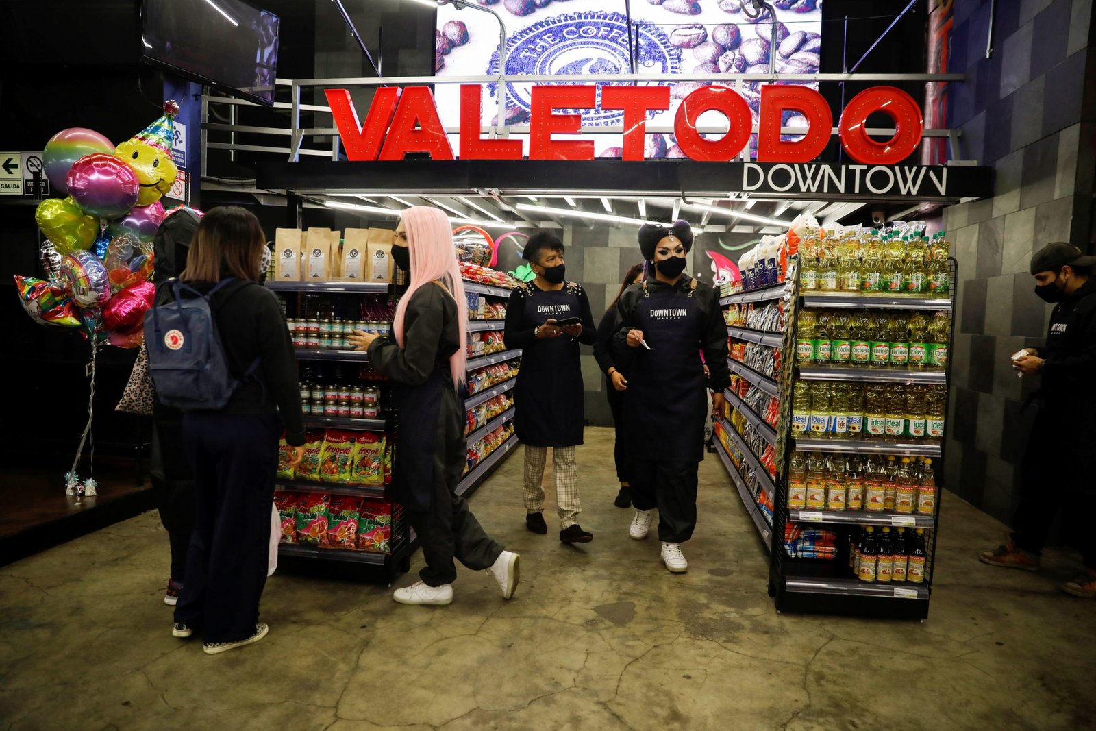 Como tienda, Downtown vende productos de primera necesidad, mascarillas y desinfectantes, incluidos los de una marca propia. (REUTERS/Sebastian Castaneda)