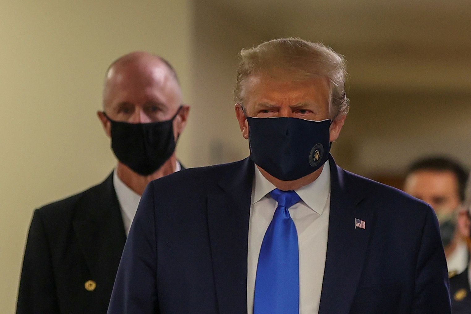 El presidente de los Estados Unidos, Donald Trump, lleva una máscara mientras visita el Centro Médico Militar Nacional Walter Reed en Bethesda, Maryland, el 11 de julio de 2020. REUTERS/Tasos Katopodis