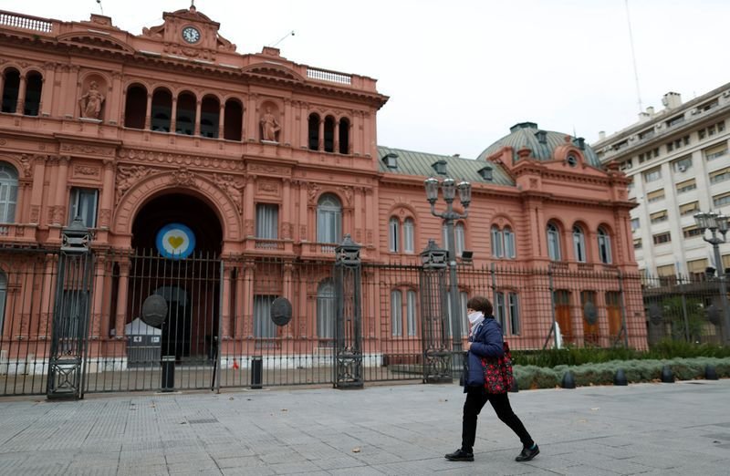 FOTO DE ARCHIVO: Una mujer utilizando una máscara facila como medida preventiva contra el coronavirus (Covid-19) camina frente al Palacio Presidencial Casa Rosada, en Buenos Aires, Argentina 21 mayo, 2020. REUTERS/Agustin Marcarian