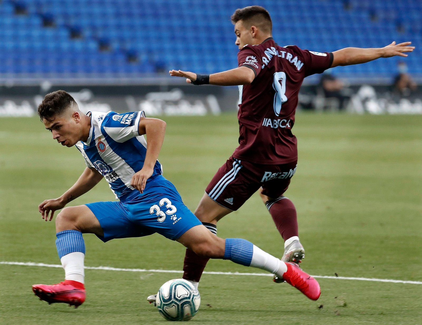 El centrocampista del RCD Espanyol, Nicolás Melamed (i), disputa el balón ante el jugador del Celta, Fran Beltrán, durante el encuentro correspondiente a la última jornada de primera división disputado en el RCDE Stadium de Cornellá-El Prat. EFE / Andreu Dalmau.