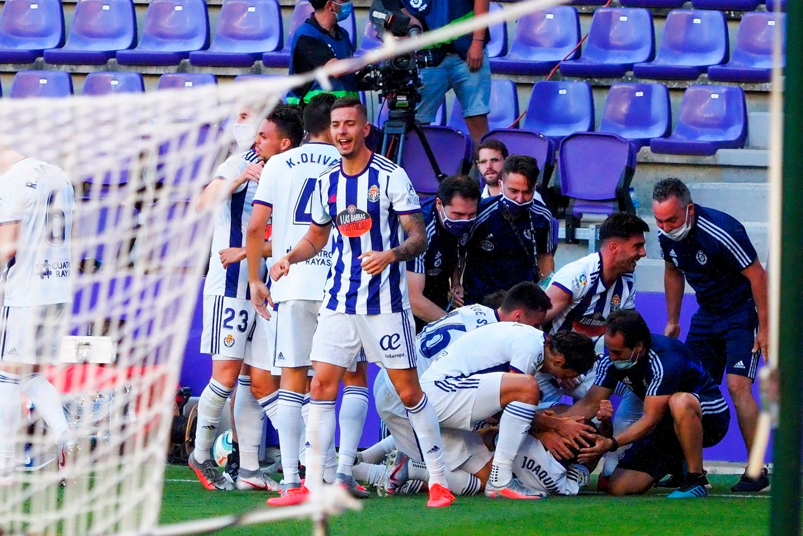 Los jugadores del Valladolid celebran su gol ante el Alavés, obra de Joaquín Fernández durante el partido de LaLiga que se disputó en el estadio José Zorrilla. EFE/ R. García