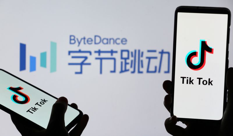 Ilustración fotográfica de archivo con logos de Tik Tok en pantallas de móviles frente al logo de ByteDance. 27 noviembre 2019. REUTERS/Dado Ruvic