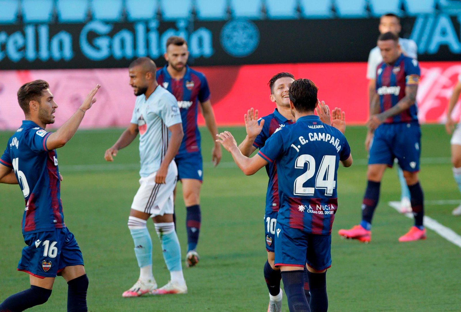 El centrocampista macedonio del Levante Enis Bardhi (c, detrás) celebra el primer gol de su equipo ante el Celta en el partido de LaLiga Santander que se disputó en el estadio de Balaidos. EFE / Salvador Sas