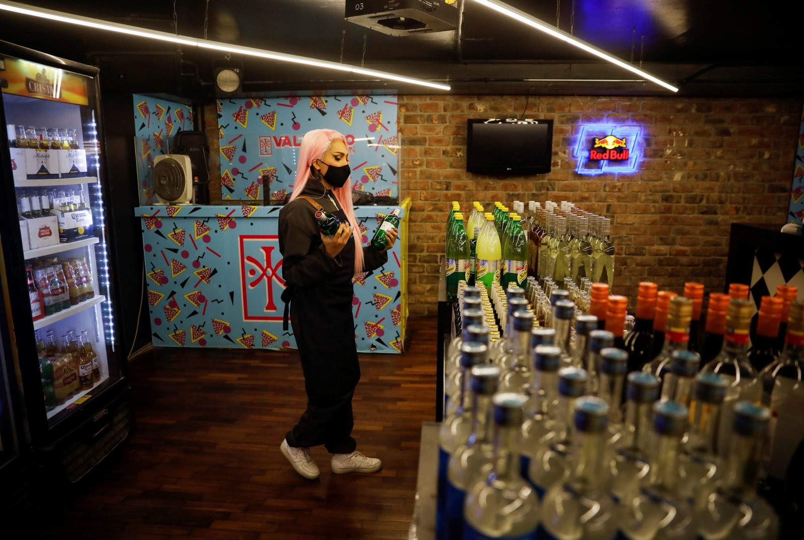 La drag queen Shamcey La Vie se reinventó en la atención al cliente de la tienda de comestibles en la que se convirtió el club LGBTQ Downtown/ValeTodo de Lima. (REUTERS/Sebastian Castaneda)