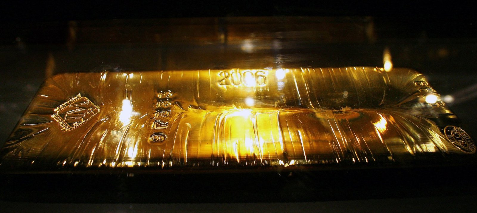 Una 'Barra de entrega de oro de Londres', también llamada barra de 400 onzas y hecha de al menos 99.5% de oro puro, la barra estándar utilizada en transacciones físicas dentro del mercado de oro de Londres (REUTERS / Mike Segar / archivo)