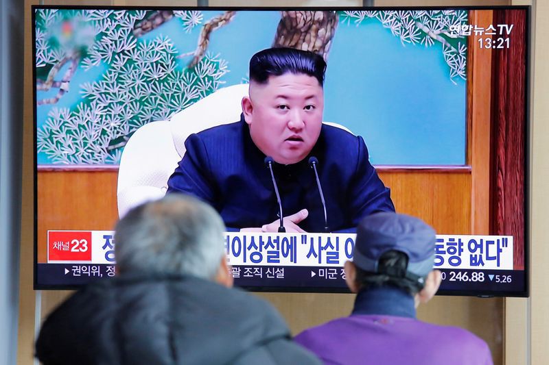 Foto de archivo de un grupo de personas en Seúl viendo un reporte de TV sobre el díder de Corea del Norte, Kim Jong Un. 
Abril 21, 2020. REUTERS/Heo Ran