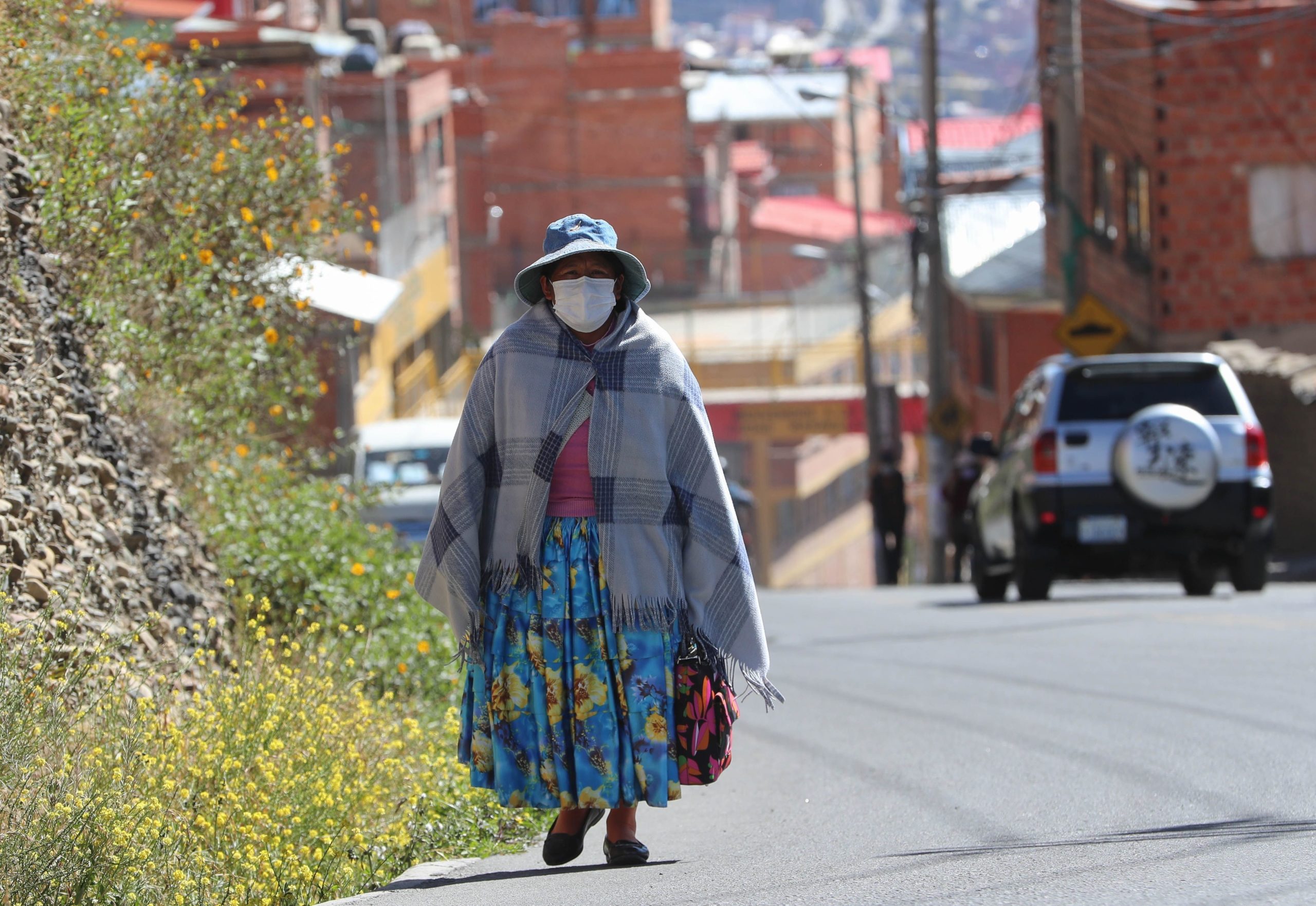 Una mujer aimara es vista mientras camina el 11 de mayo de 2020 en la ciudad de El Alto (Bolivia). EFE/Martin Alipaz
