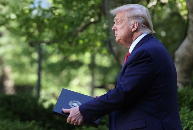 El presidente de Estados Unidos Donald Trump llega a una conferencia de prensa en la Rosaleda de la Casa Blanca en Washington. 14 de julio de 2020. REUTERS/Jonathan Ernst