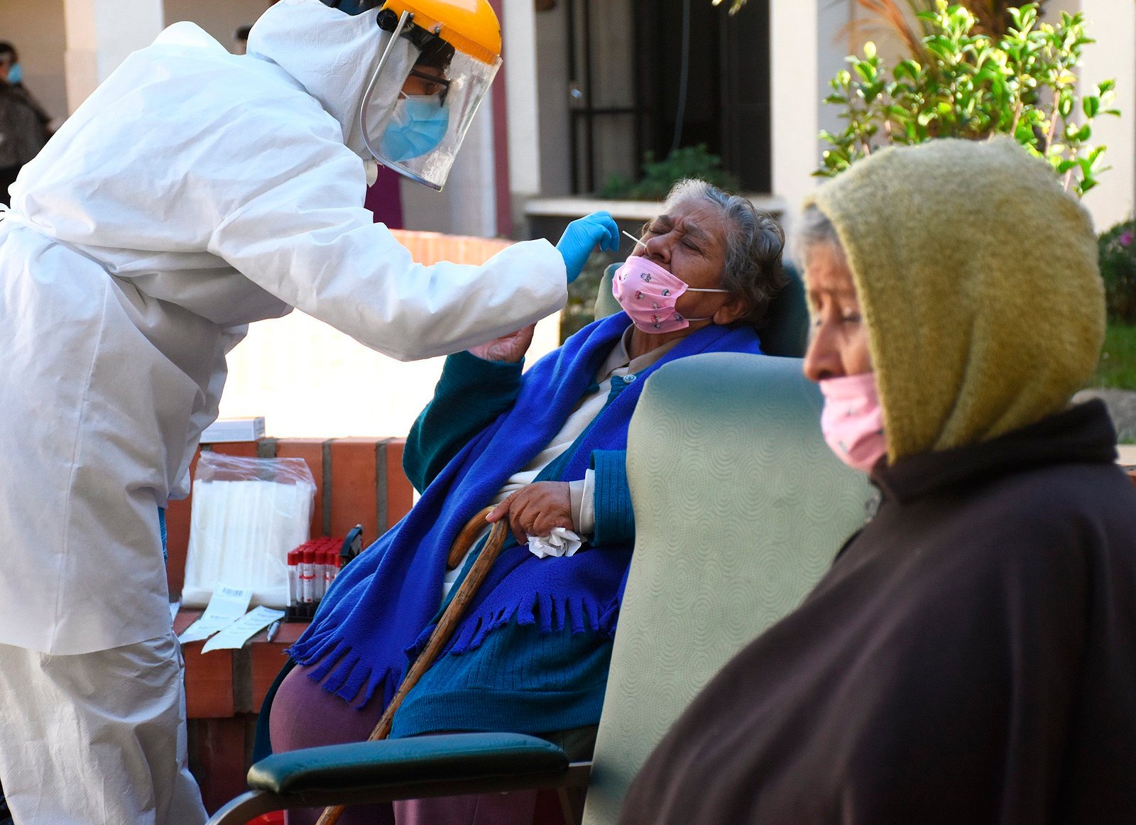 Personal de salud realiza pruebas para detectar casos de COVID-19 en el Hogar San José de la tercera edad, este viernes en Cochabamba (Bolivia). EFE/Jorge Ábrego
