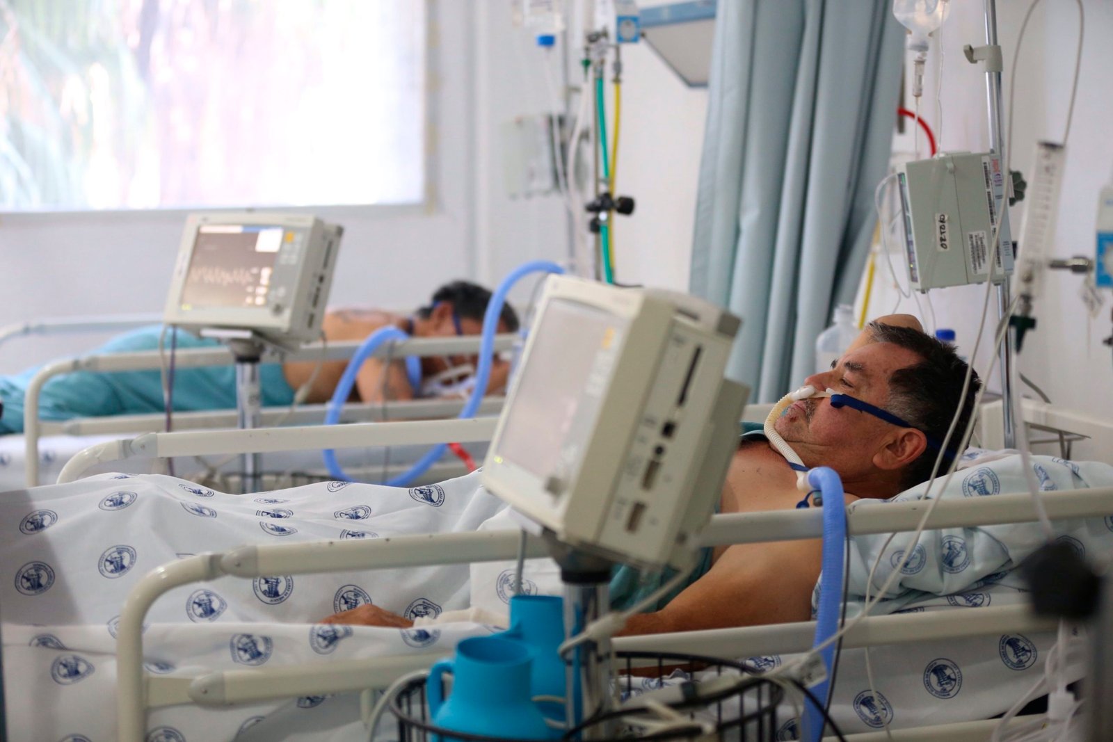 Llamadas entre enfermos mexicanos de COVID y familias, remedio contra soledad