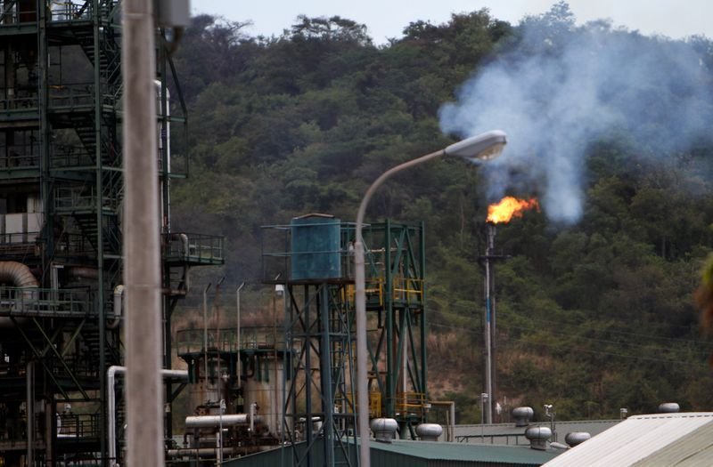 Imagen de archivo del complejo de la refinería estatal Esmeraldas en Ecuador. REUTERS/Daniel Tapia